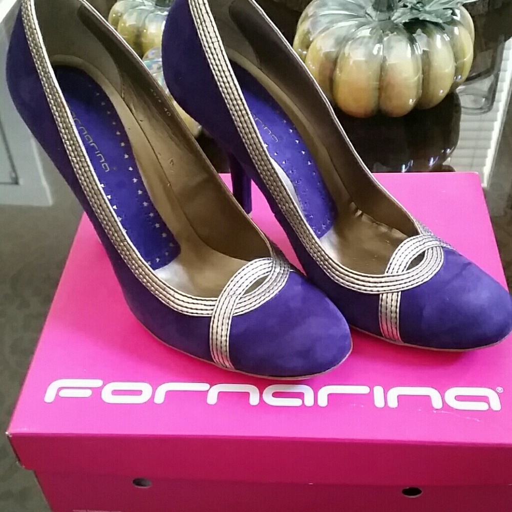 Purple suede w gold accent pumps NWB